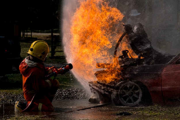 Фото Пожарный разбрызгивает воду до пожарного гидранта