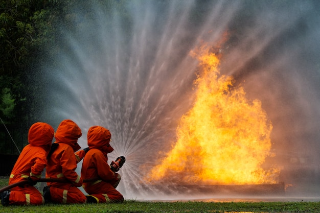 Pompiere spray acqua per bruciare allenamento di fuoco auto officina di masterizzazione