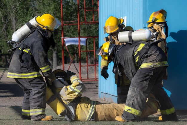 Foto formazione dei vigili del fuoco esercizio di soccorso antincendio