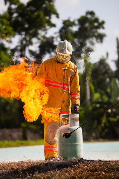 Pompiere con fuoco e tuta per proteggere i vigili del fuoco per addestrare i vigili del fuoco