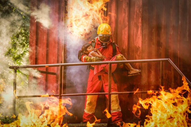 소방관 들 은 용감 하게 화재 피해자 들 을 불 에서 꺼내 도와준다