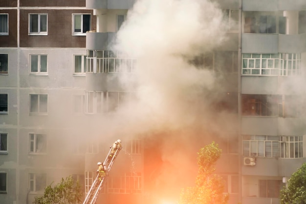 消防士が高層マンションで火を消す