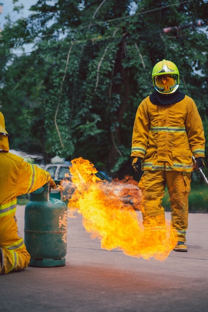 Foto vigili del fuoco che combattono il fuoco durante l'addestramento e introduzione alle raccomandazioni del personale dell'ufficio