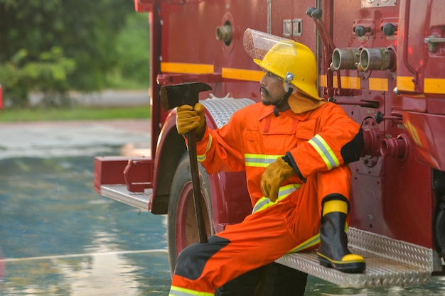 I vigili del fuoco riposano dopo aver aiutato le vittime dell'incendio.