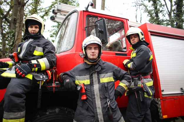 Пожарные со своим транспортным средством