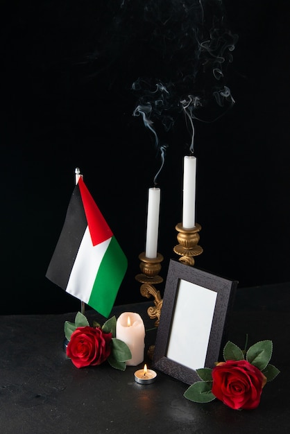 Fireless kaarsen met Palestijnse vlag en bloemen op donkere ondergrond