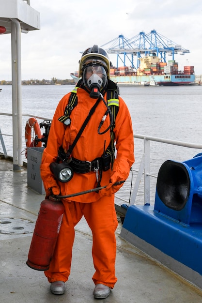 Пожарный Противопожарное оборудование Пожарная дрель Моряк с пожарной экипировкой и дыхательным аппаратом