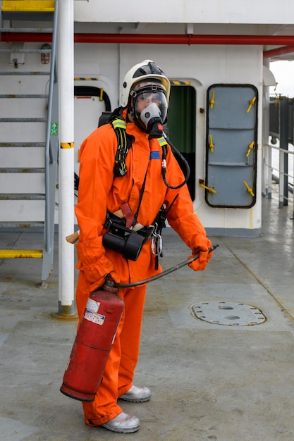 Foto vigile del fuoco equipaggiamento antincendio esercitazione antincendio marinaio con abiti da vigile del fuoco e autorespiratore