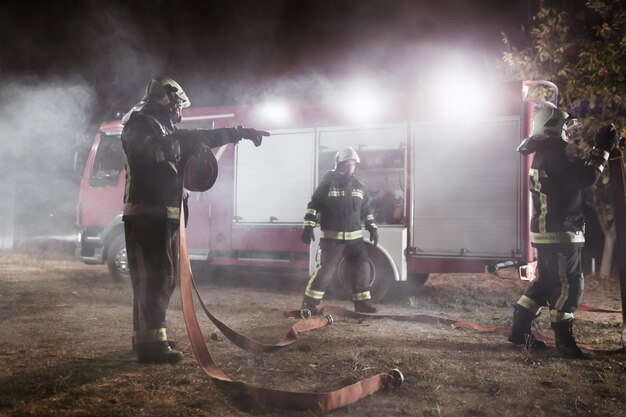 Photo firemen on field