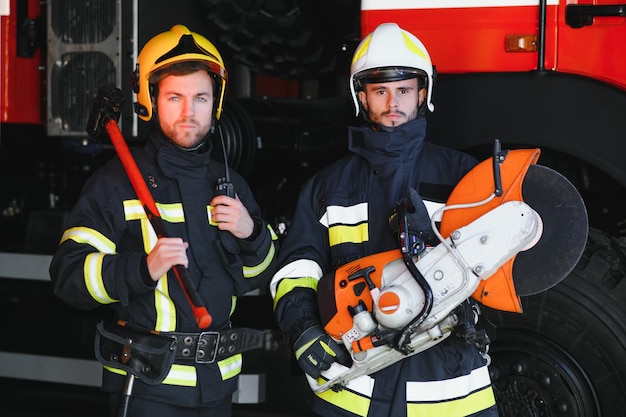 Foto i vigili del fuoco lasciano la stazione attrezzata e con gli strumenti per l'estinzione dell'incendio