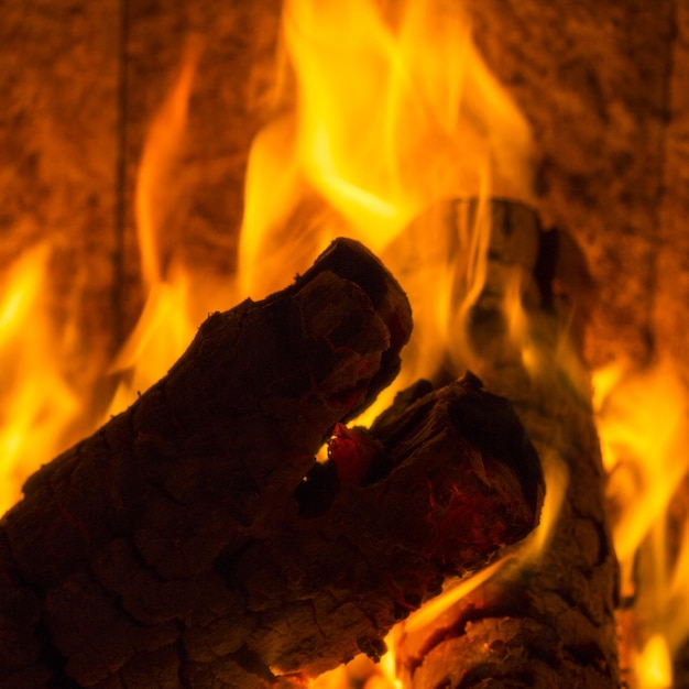 暖炉の火炎は薪の居心地の良い冬の化石エネルギーを燃やす