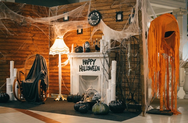 Foto camino zucche candele teschi ossa candele sedia mostri decorazioni per halloween al chiuso