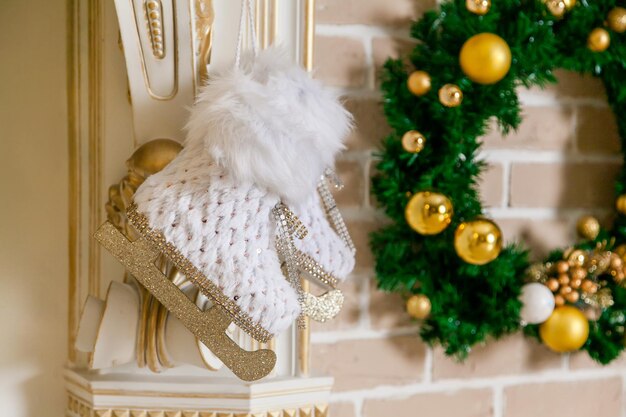 モミの花輪の装飾的なスケートの暖炉とクリスマスのおもちゃのモミの木の花輪