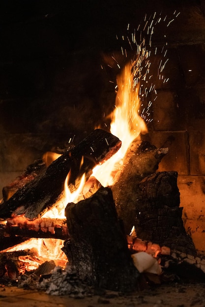 Photo fireplace with wood fire and embers