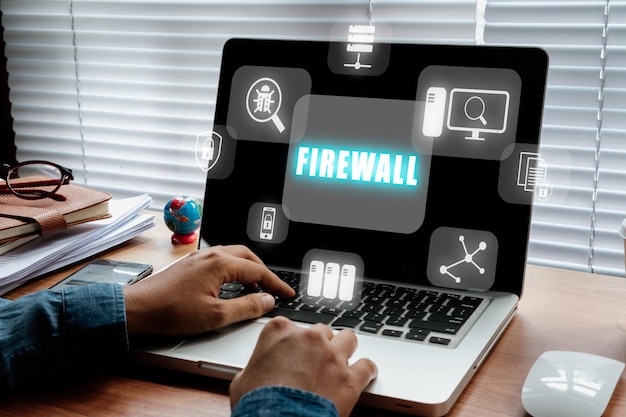 Firewall computing beveiligingsconcept Persoon die een laptop gebruikt met een Firewall-icoon op het virtuele scherm Bedrijfstechnologie Internet en netwerk
