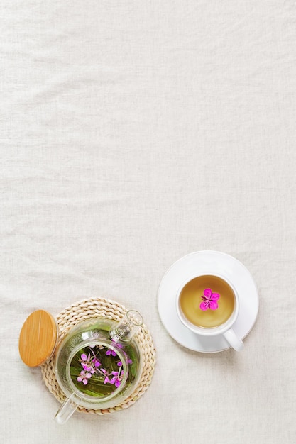 Photo fireweed tea in white cups and transparent glass teapot herbal hot tea from green leaves of ivan