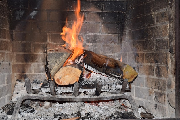 Photo firewood burning in fireplace