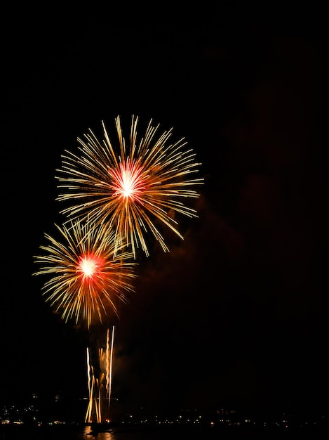 검은 어두운 하늘 배경에 불꽃놀이 파티 메리 크리스마스와 새해 복 많이 받으세요 축제밝은 밝은 Bokeh 골드 추상 버스트 화재 기념일 생일 휴일 벽지화려한 밤 축하