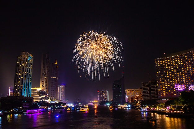 夜の街にカラフルな花火はお祭りの背景を表示します。