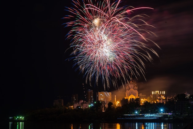 사진 하바롭스크에서 불꽃놀이 개념 새해 복 많이 받으세요