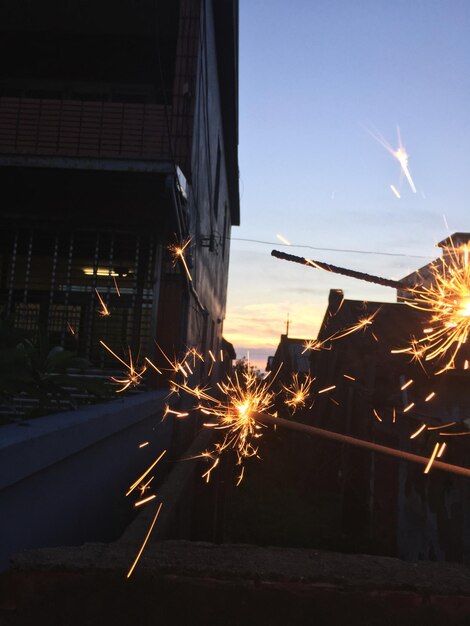 Foto spettacolo di fuochi d'artificio sopra gli edifici della città di notte