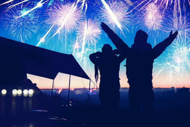 Foto spettacolo di fuochi d'artificio di notte