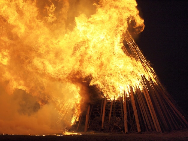 Foto spettacolo di fuochi d'artificio di notte