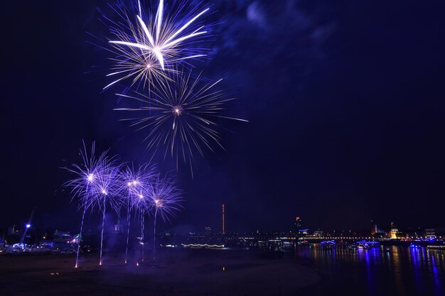 Foto spettacolo di fuochi d'artificio di notte