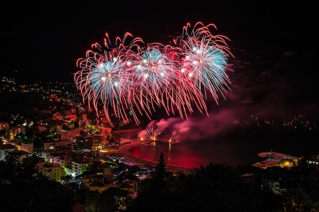 Foto spettacolo di fuochi d'artificio di notte