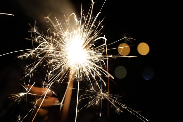 Foto spettacolo di fuochi d'artificio di notte