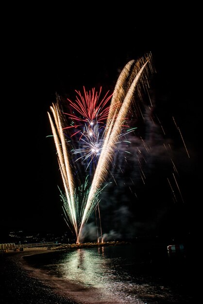 Foto spettacolo di fuochi d'artificio di notte