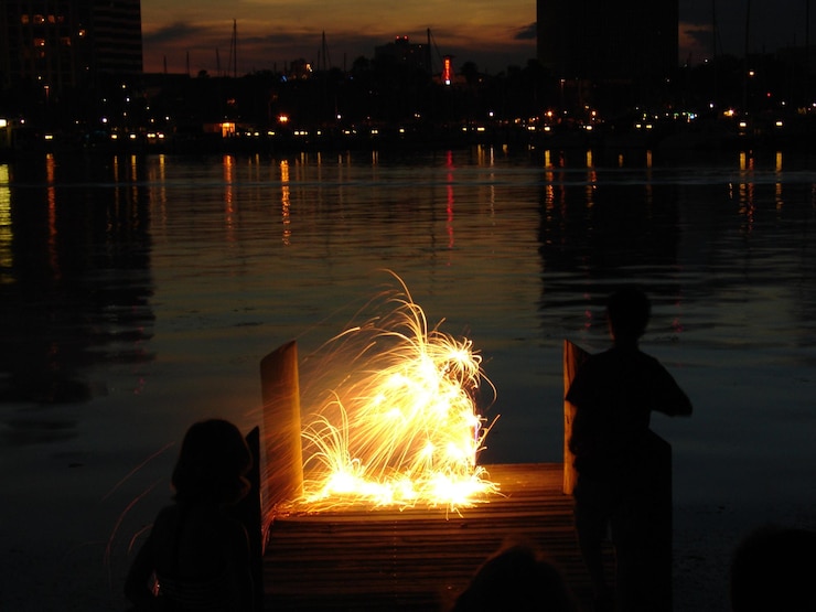 Photo 夜川のほとりの埠頭で花火の展示