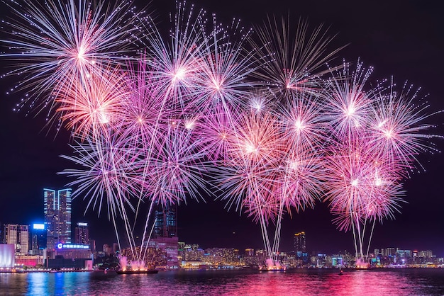 夜の空を照らして川の上で花火を放つ