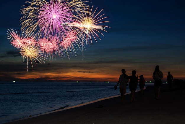 Photo firework display over sea against sky at night