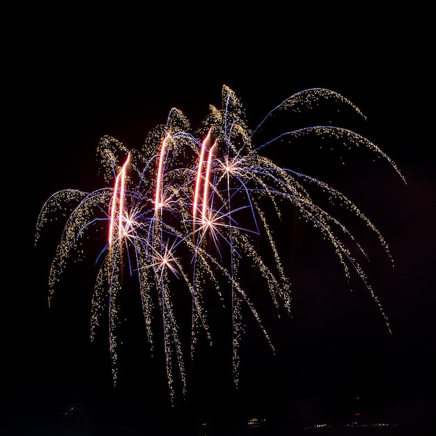 Foto fuochi d'artificio che esplodono nel cielo