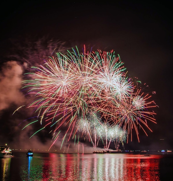 사진 불꽃놀이 배경 새해 생일 축제의 크리스마스 축제 분위기