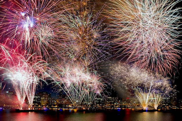 Foto sfondo di fuochi d'artificio con city skyline