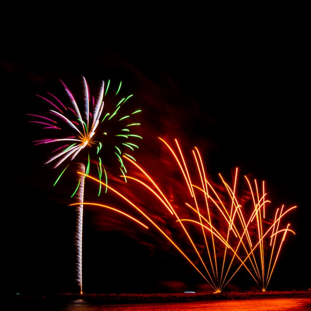 Foto fuochi d'artificio sulla spiaggia di barcellona.