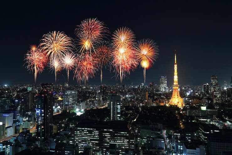夜の東京の街並みを祝う花火
