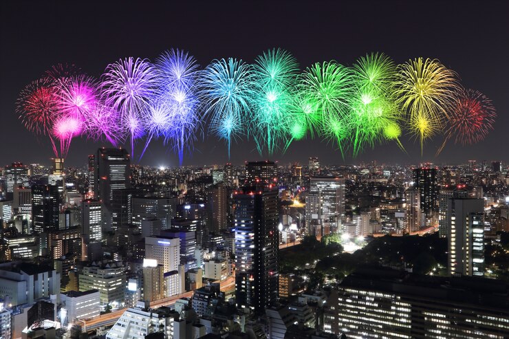 夜の東京の街並みを祝う花火
