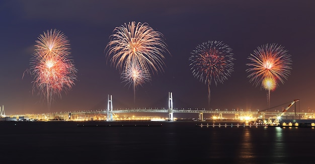 夜の横浜ベイブリッジを祝う花火