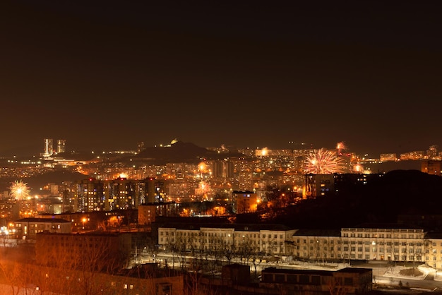 Фейерверк в городе ночью во время празднования нового года мягкий фон фокуса