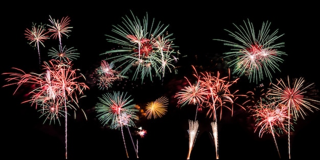 Collage di fuochi d'artificio isolato su sfondo nero, raccolta di fuochi d'artificio sullo sfondo del cielo scuro