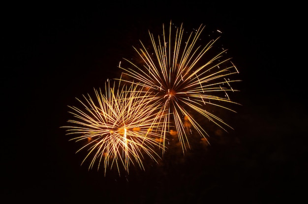 Foto fuochi d'artificio nello sfondo del cielo scuro