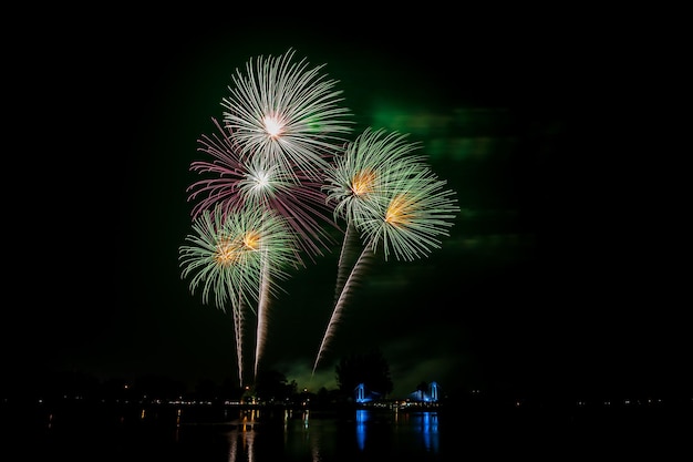 夜祭りの暗い空の花火