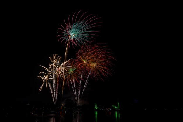 夜祭りの暗い空の花火