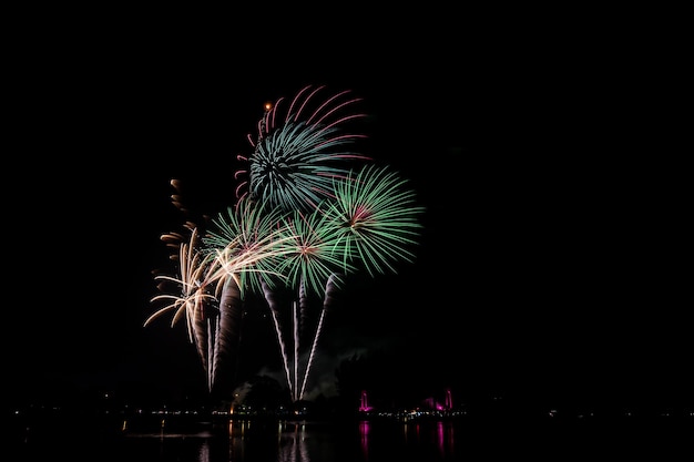 夜祭りの暗い空の花火