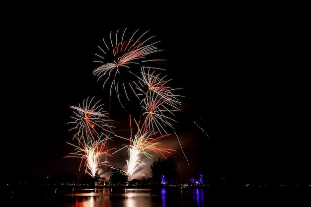 夜祭りの暗い空の花火