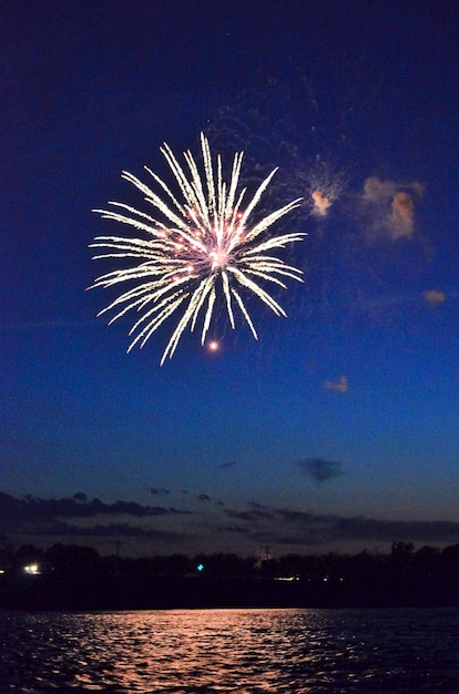 Foto spettacolo di fuochi d'artificio di notte