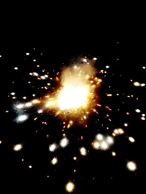 Photo fireworks exploding at night